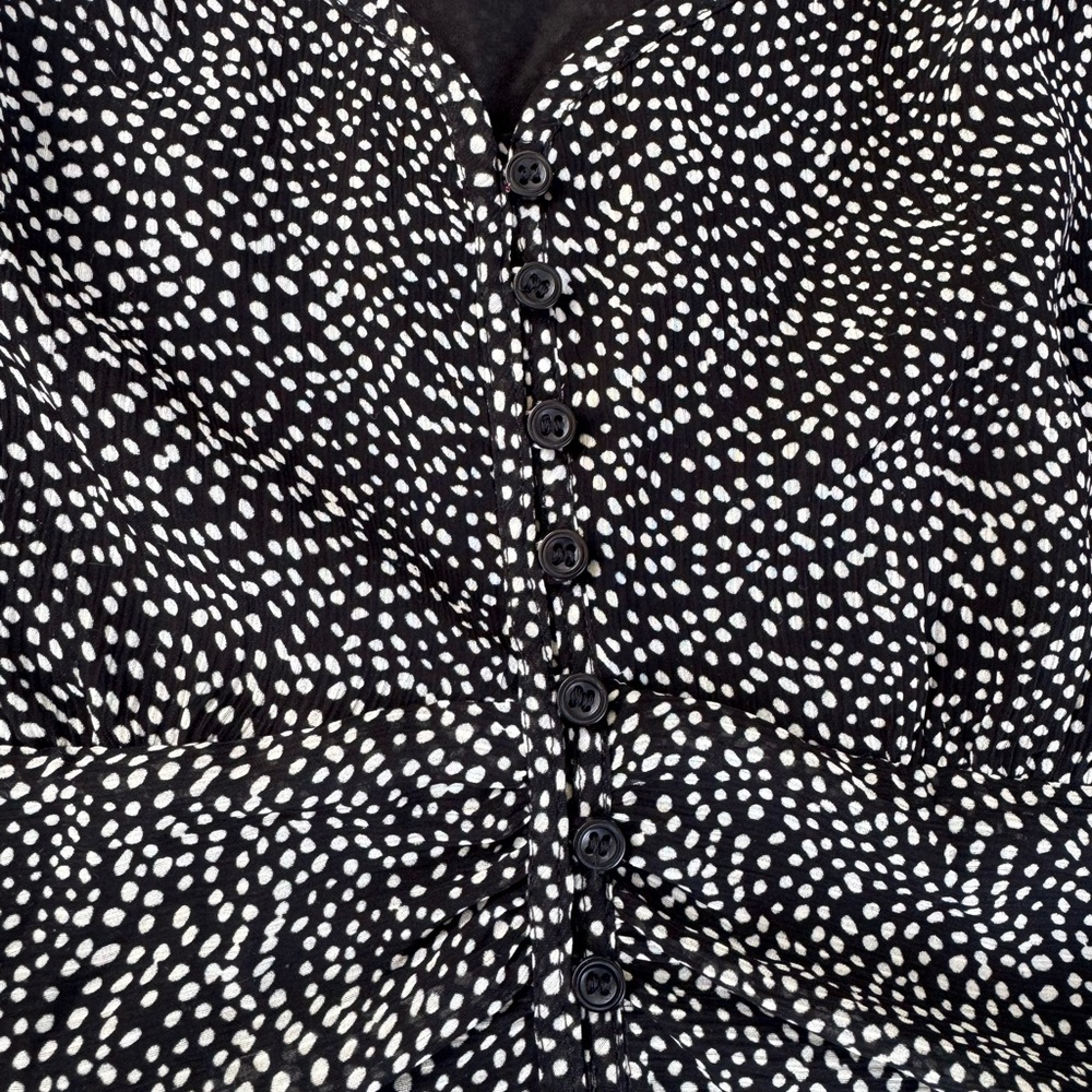 Notations Black and White Fitted Sleeveless Blouse - Picture 3 of 9